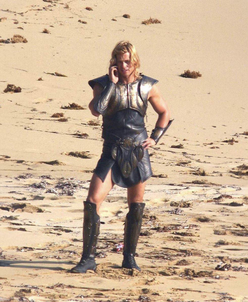 Cinemap - Brad Pitt, pe platourile 🛡️„Troia” (2004). #FunFact: ⚔️ ...