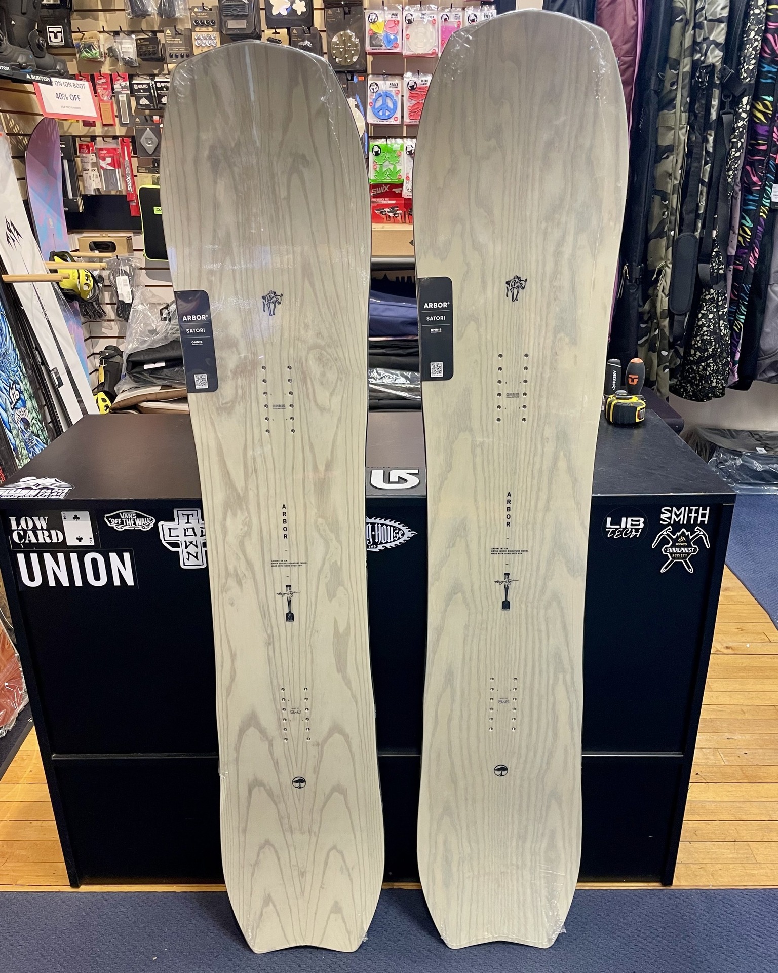 arbor snowboards vs burton Snowboarding The Arbor Metal Machine Decon is a precision Formula (2026)