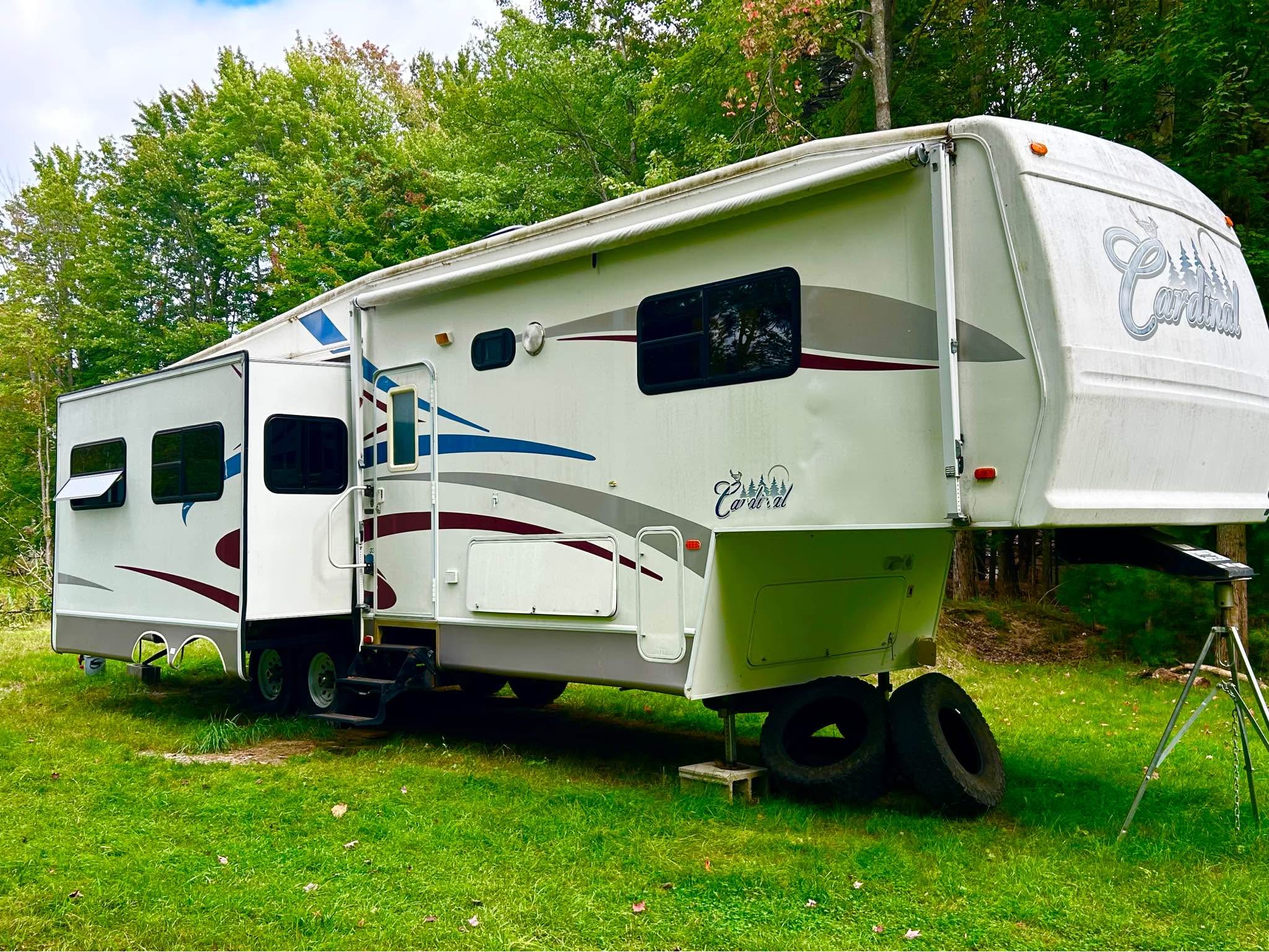 Cardinal fifth wheel 37’ 2004 RV