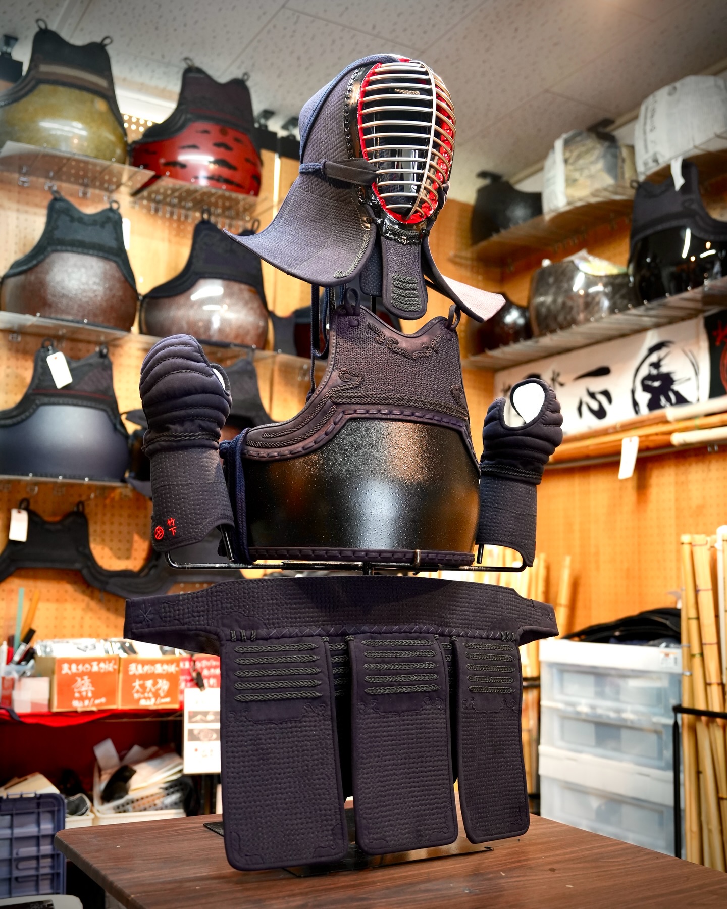 武具タイラです。各種かたつむり小手のご紹介です。 二枚目の写真から 