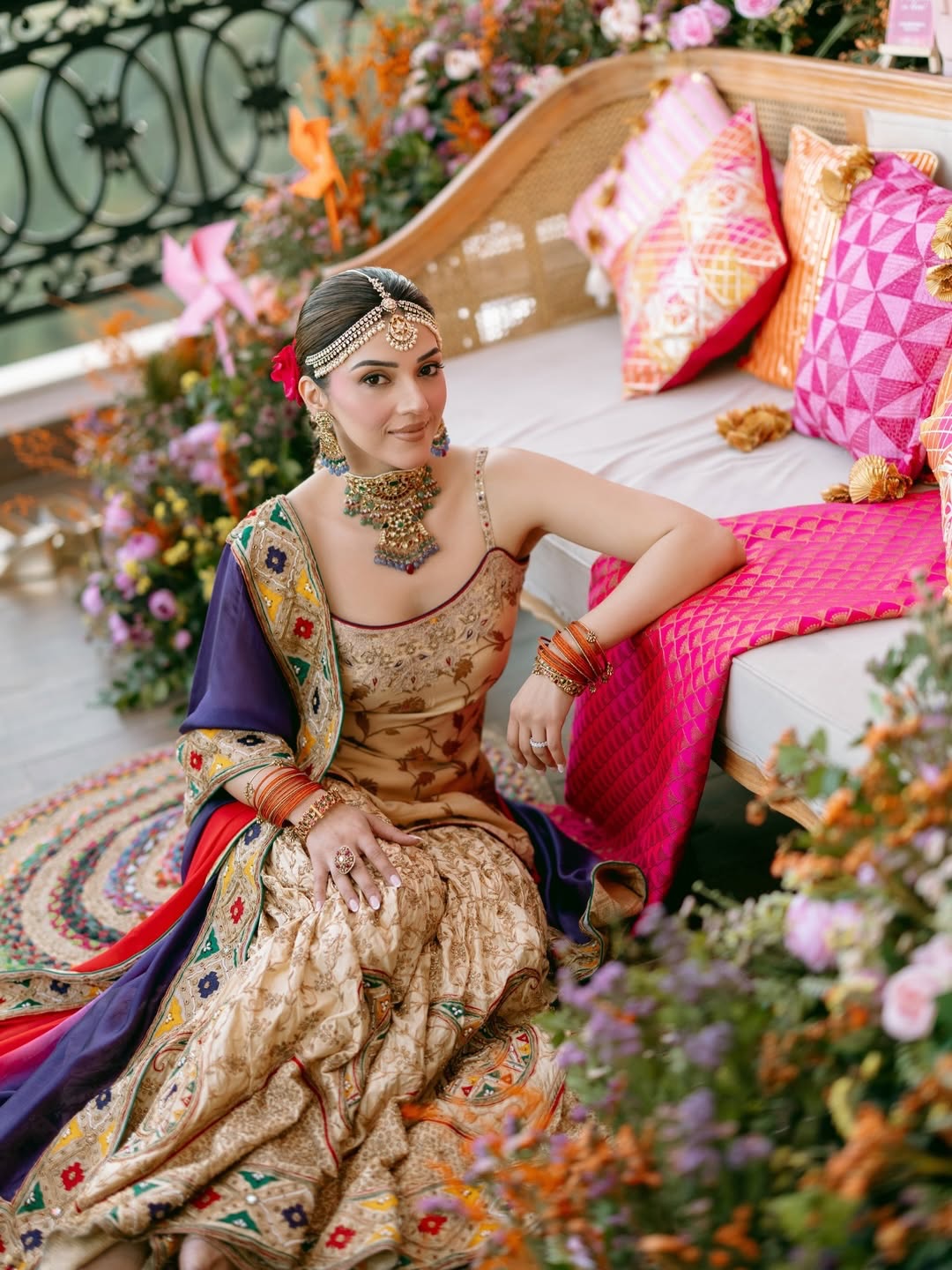 Sun-kissed hues, intricate henna and all the bridal glow we can't stop admiring✨ Mehreen Pirzada's @mehreenpirzadaa mehendi moments are serving effortless elegance with a whole lot of celebration magic❣️🧿 From intimate rituals