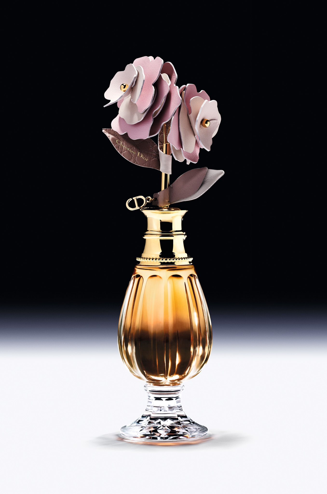 Parfums Christian Dior celebrates its iconic rose with a new exceptional creation, unveiled as part of Les Récoltes Majeures collection, conceived by Francis Kurkdjian Among the flowers that have sh