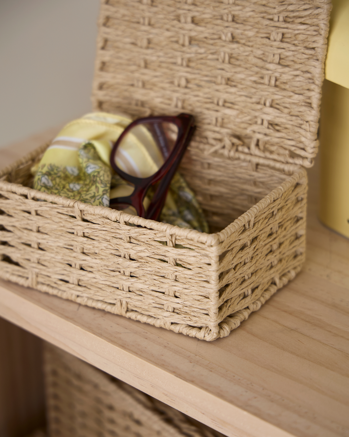 Sammeln Sie Alltagsessentials ganz mühelos 🤎 Die hübsche Box der Schwestern mit Griff ist eine praktische Entdeckung für Regale, Schränke und ruhige Ecken, in denen ein wenig Ordnung besonders willkommen ist. Aufbewahrungsbox