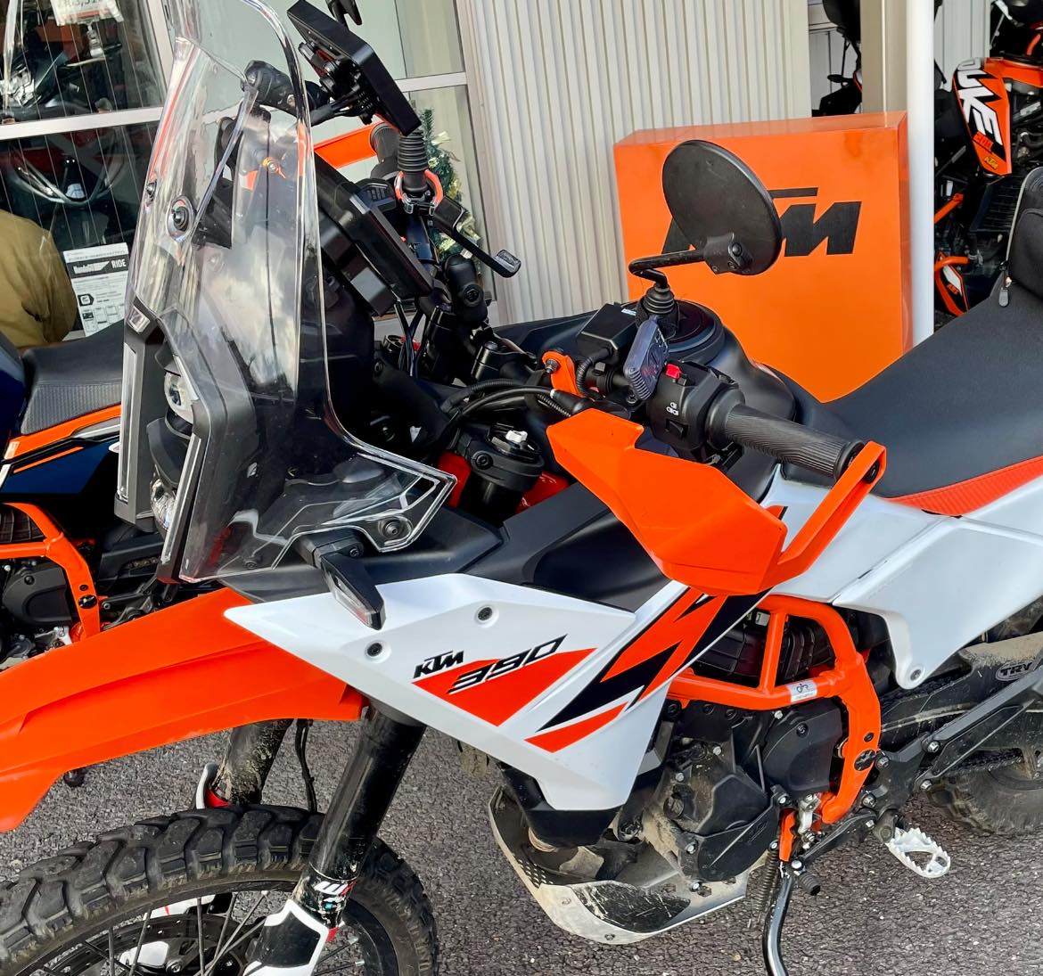 KTM 390ADVENTURE R 【2025MY】 にオプション(パワーパーツ)のクルーズ
