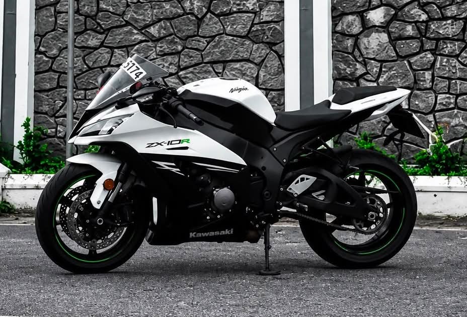 Kawasaki Ninja ZX-10R 2015 ලක්ශ 28/= Call - 077 777 5584