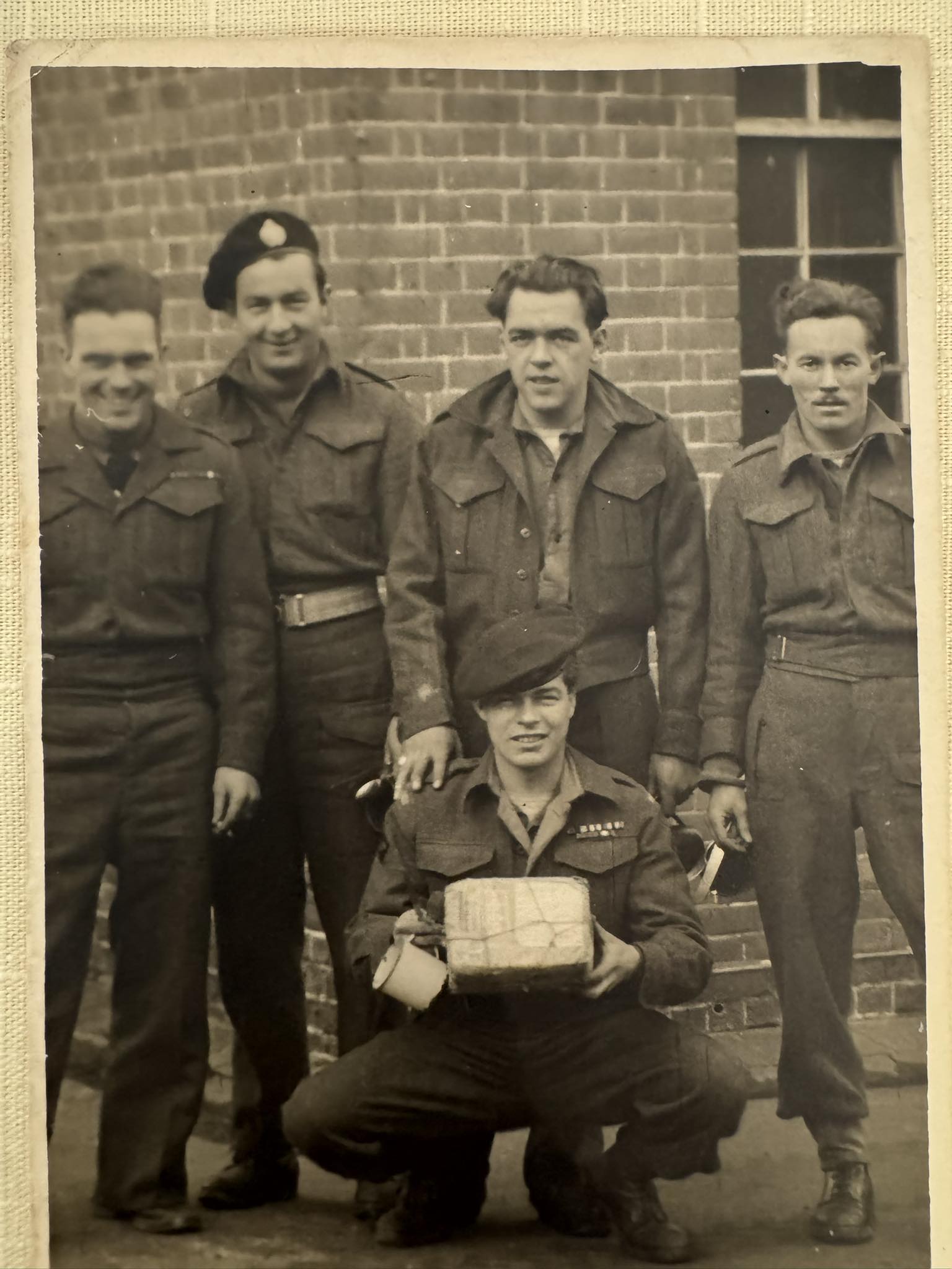 バリーバートン 確認画像 Identifying men in a Canadian military photo
