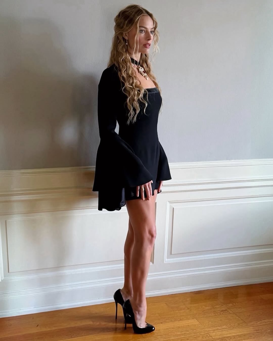 margot robbie corset mini dress Robbie's corseted would cause a Brontëan Scandal. The actor continued her #WutheringHeights press tour in another method-minded ensemble. Get all the details here: https://bit.ly/4qdoJjq US Child Size:Child-14 a line beach wedding #UK224