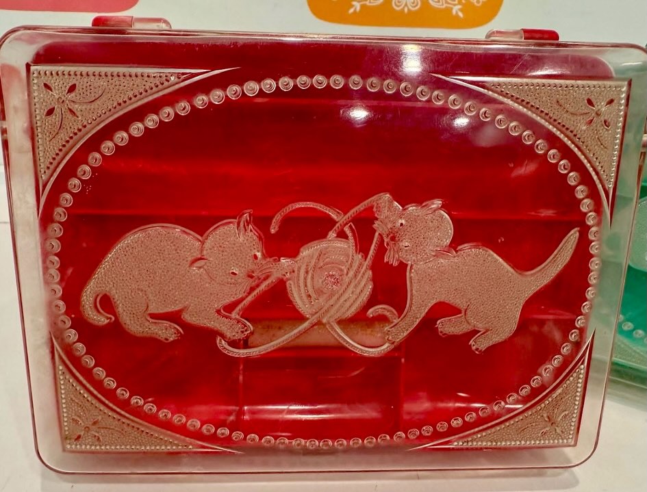 1950s HOMMER KITTEN SEWING BOX is DARLING! ❤️