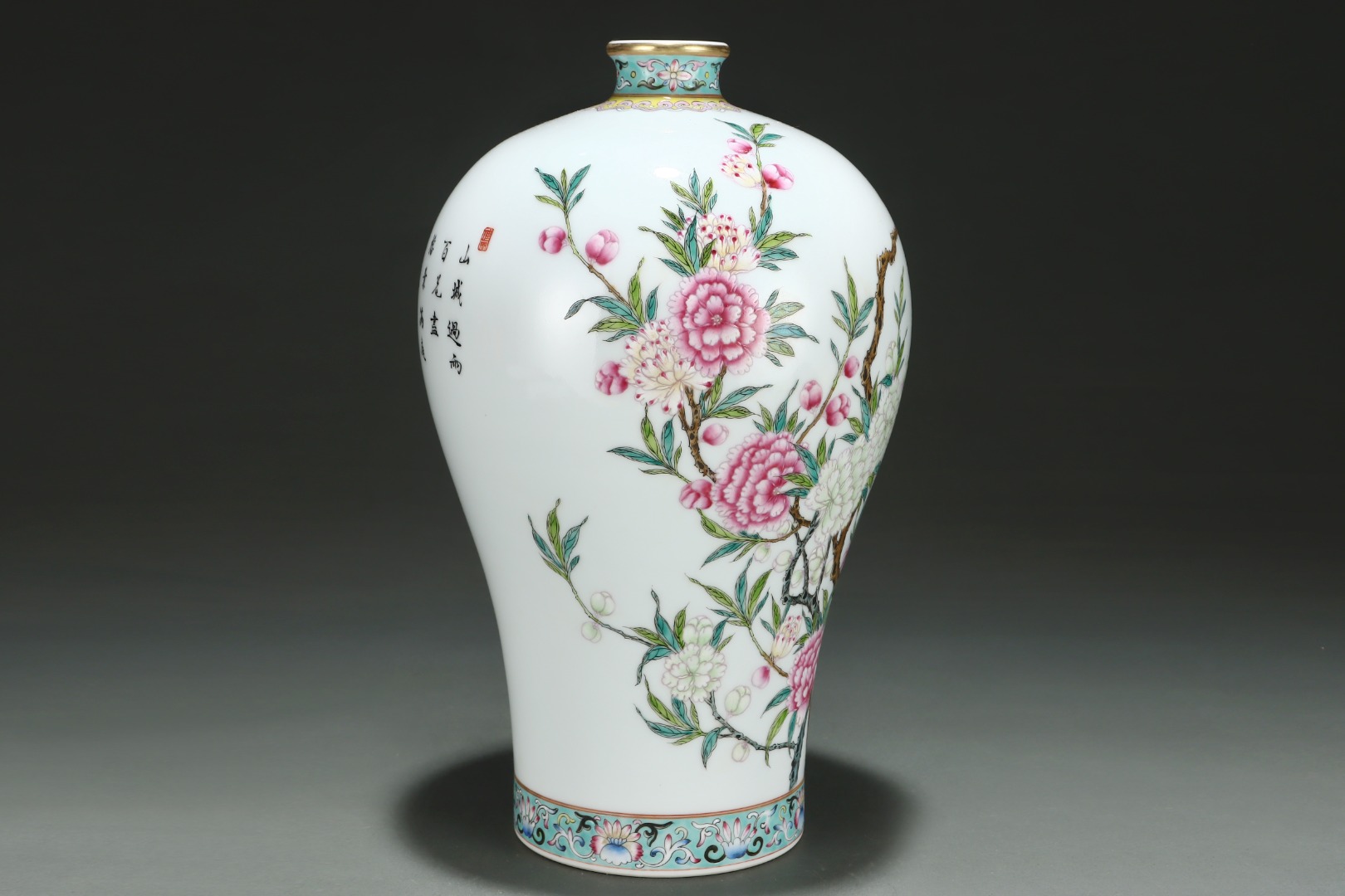 舊藏清雍正年製粉彩花鳥紋梅瓶尺寸：高33cm 腹徑20cm