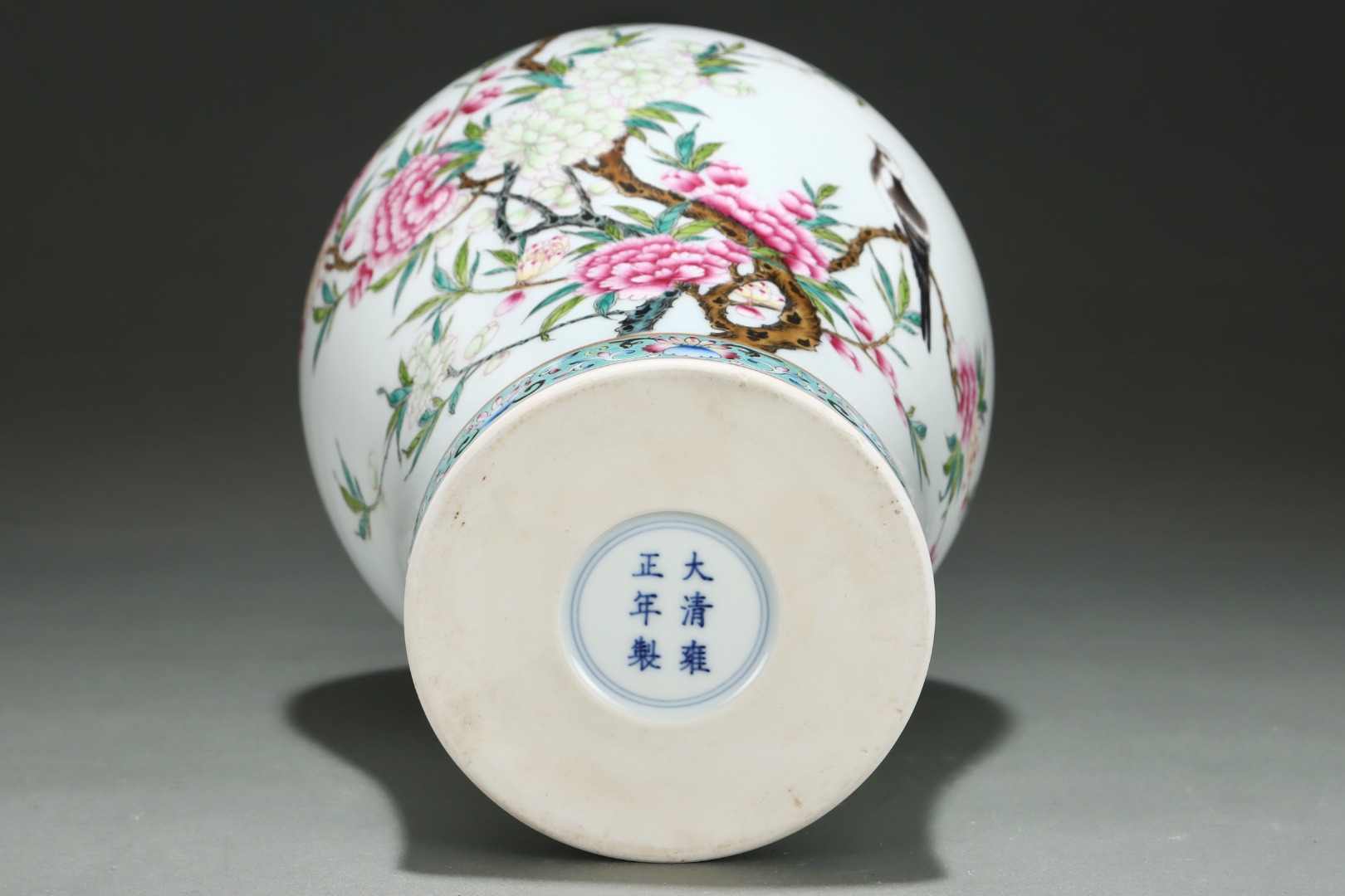 舊藏清雍正年製粉彩花鳥紋梅瓶尺寸：高33cm 腹徑20cm