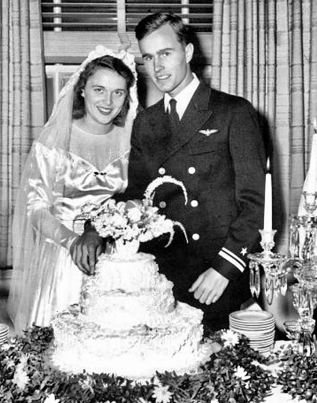 first lady laura bush wedding dress Today, we honor a love story for the ages. 🤍 President and Mrs. were married on January 6, 1945, in Rye, New York. Their marriage was defined by partnership, laughter, resilience slim fit hollow-out knit dress