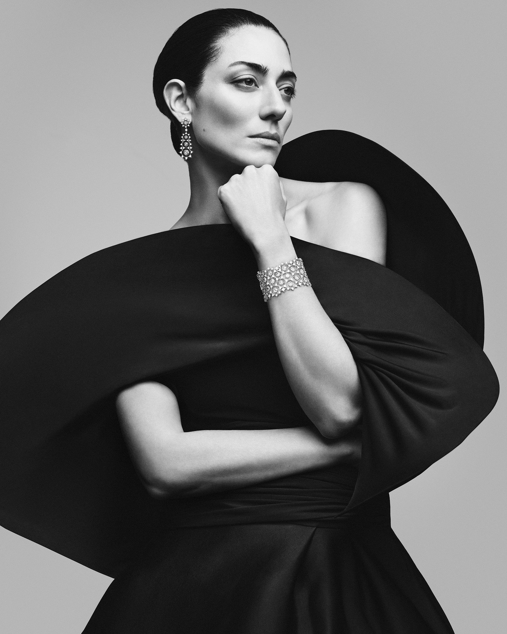 jewelry for white and black dress Buccellati pays tribute to Venetian eternal allure, through a century of artisanal craftsmanship, with the refined creations of the new Serenissima Collection. Discover More: https://www.buccellati.com/serenissima @nathanielgoldberg @conievallese Size:G2 (22)