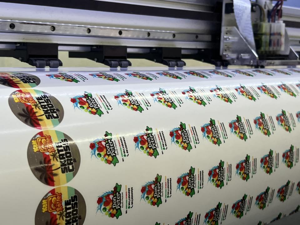 Impresiones - IMPRESIÓN DE STICKERS EN VINIL 🖨 ️ Mayor resistencia y ...