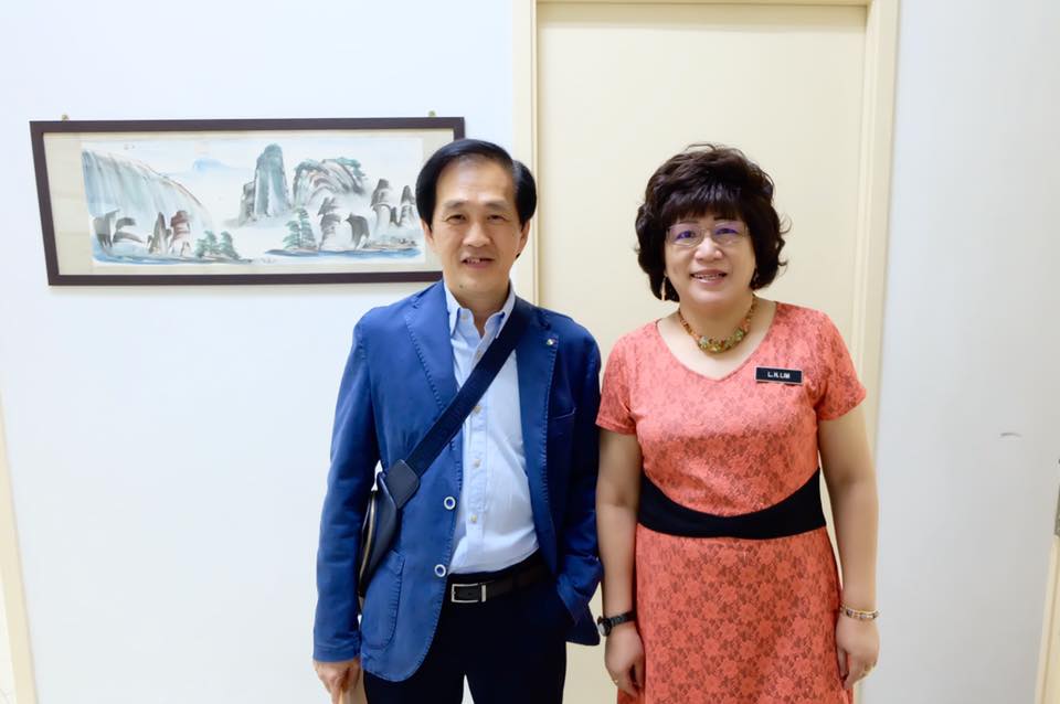 Lee Choo Hock 李主福 与菩提国中校长 林丽芳校长 大学同学 合照 Facebook
