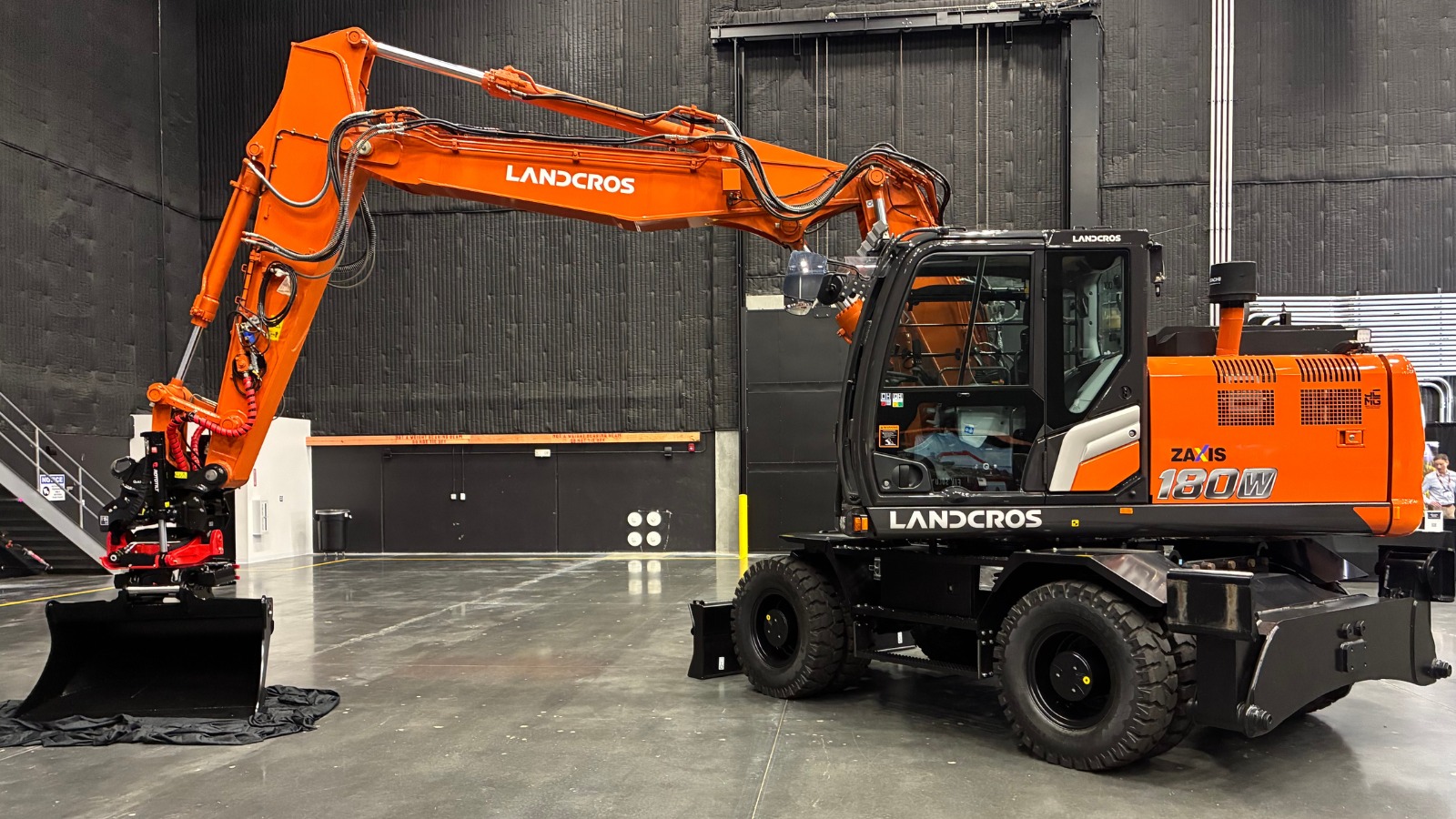 リリワゴン Hitachi revealed its first wheeled excavators for North America