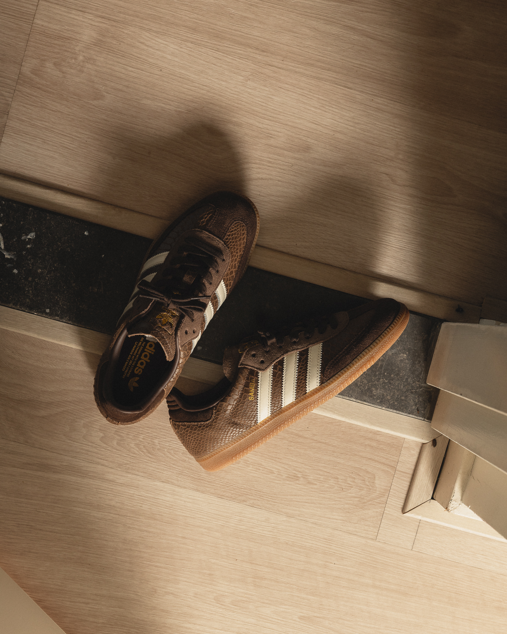 アース Hot drop: adidas Men Samba OG Earth Strata / Off White / Gum4