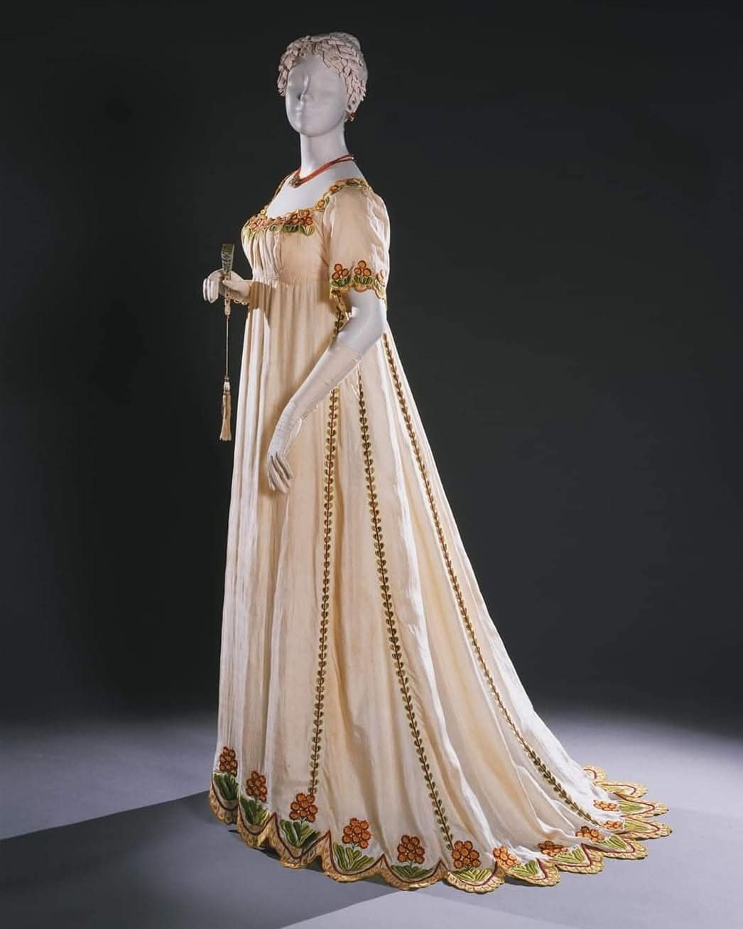 19th century high waisted dress style 1800-1815 ca. Typical Regency Era Sprigged Mull Dress. Typical of the white cotton high-waisted dresses in vogue in the early 1800s. They replaced the more formal gowns from the end of the [missing images]