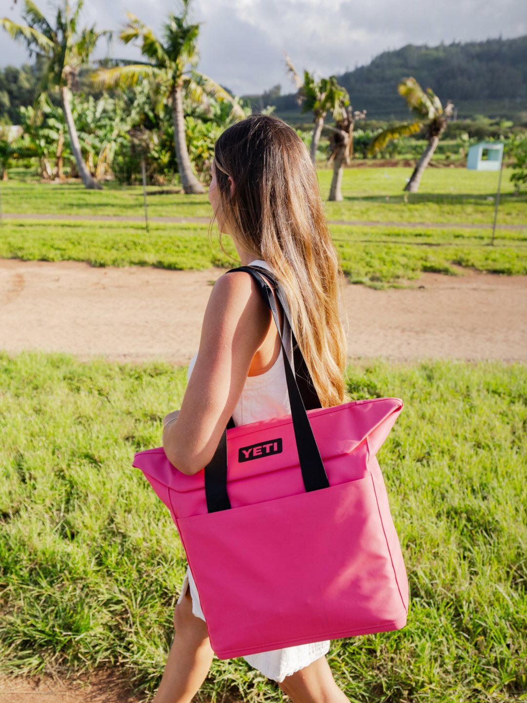 pink yeti tote bag Camino 35 Carryall Power Pink/Aspen A wide opening makes it easy to load and retrieve items Pink Yeti Camino Carryall Tote