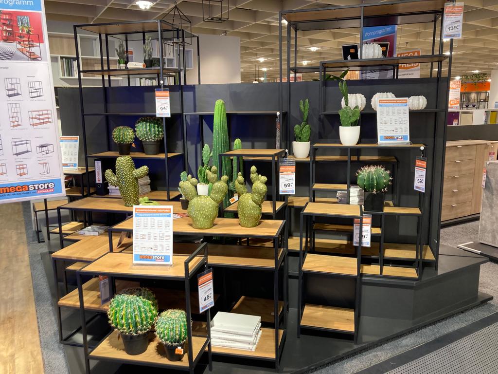 Kennst du schon unseren MEGASTORE? Junges und modernes Wohnen zu top Preisen! 🤑 Das Beste: Alle Möbel sind direkt vor Ort auf Lager, um sofort loszuwohnen