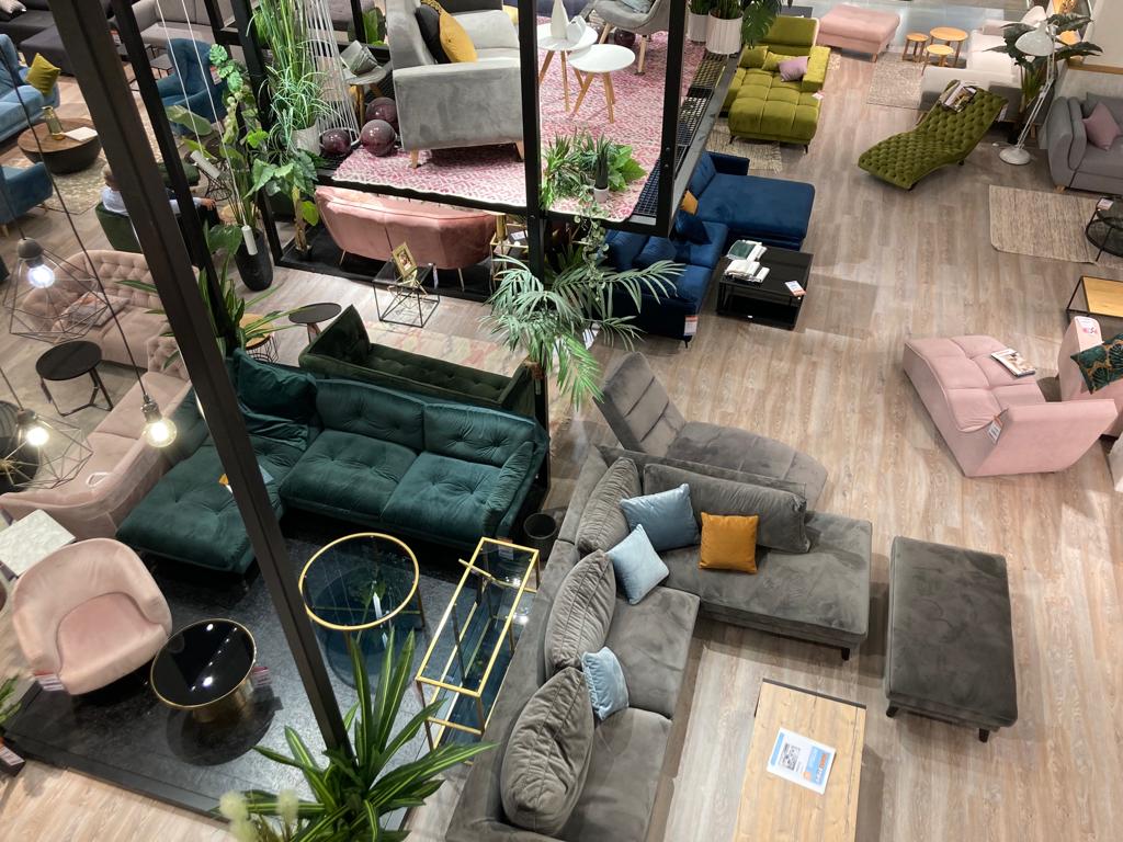 Kennst du schon unseren MEGASTORE? Junges und modernes Wohnen zu top Preisen! 🤑 Das Beste: Alle Möbel sind direkt vor Ort auf Lager, um sofort loszuwohnen