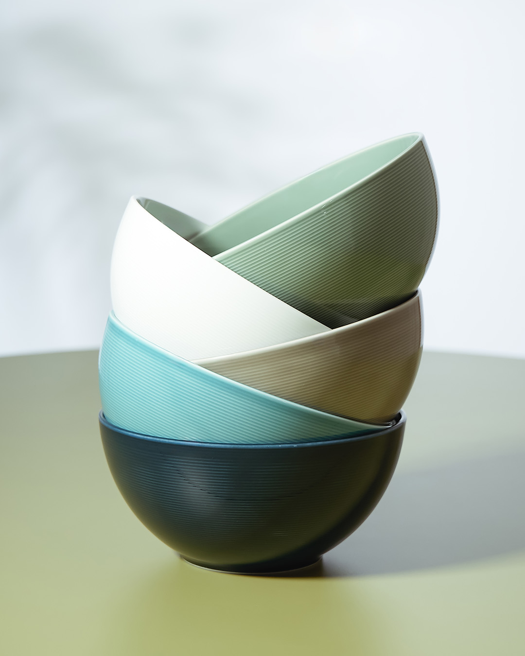 Five shades, endless possibilities. Whether you prefer timeless white or the calming tones of Ice Blue, Deep Blue, Moon Grey and Moss Green, Thomas Loft Colour offers a versatile colour palette desig