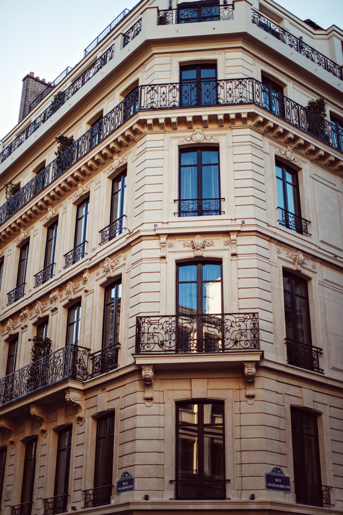 Hôtel - Psst ! Monsieur George prend ses quartiers rue Washington, à ...