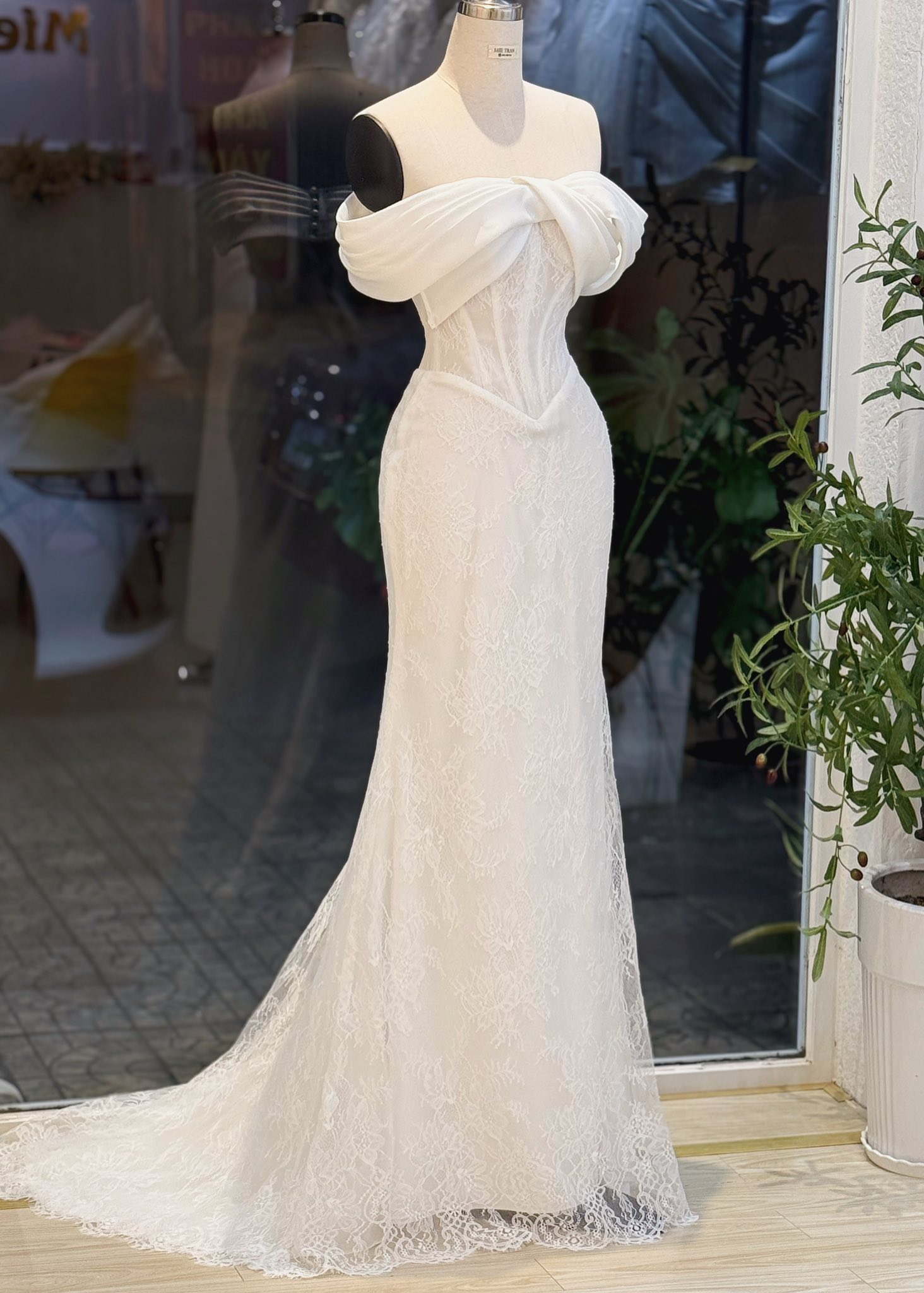 🌸 CUSTOM-MADE WEDDING... - Mie Bridal - Váy Cưới Đi Bàn | Facebook