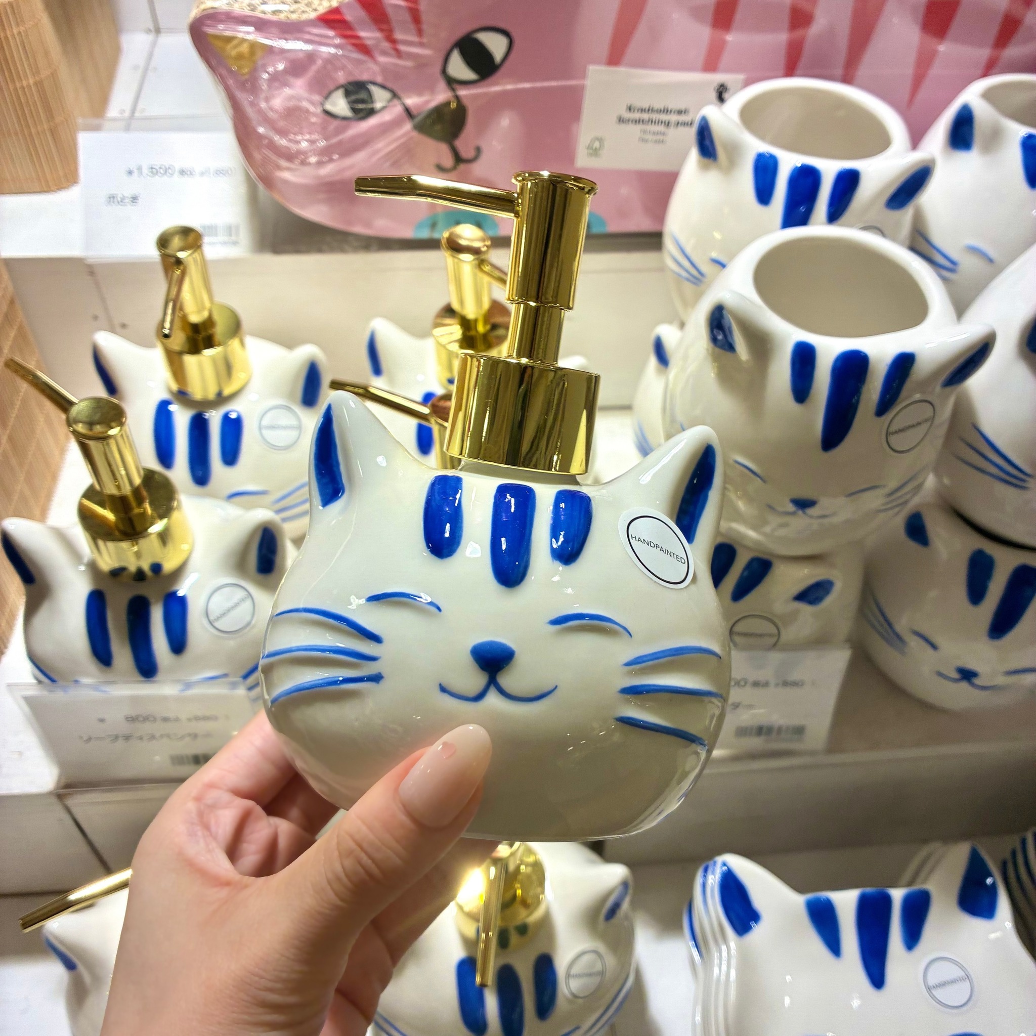にゃんとも癒やされる毎日を🐈💙 毎日使いたくなるものから、飾って