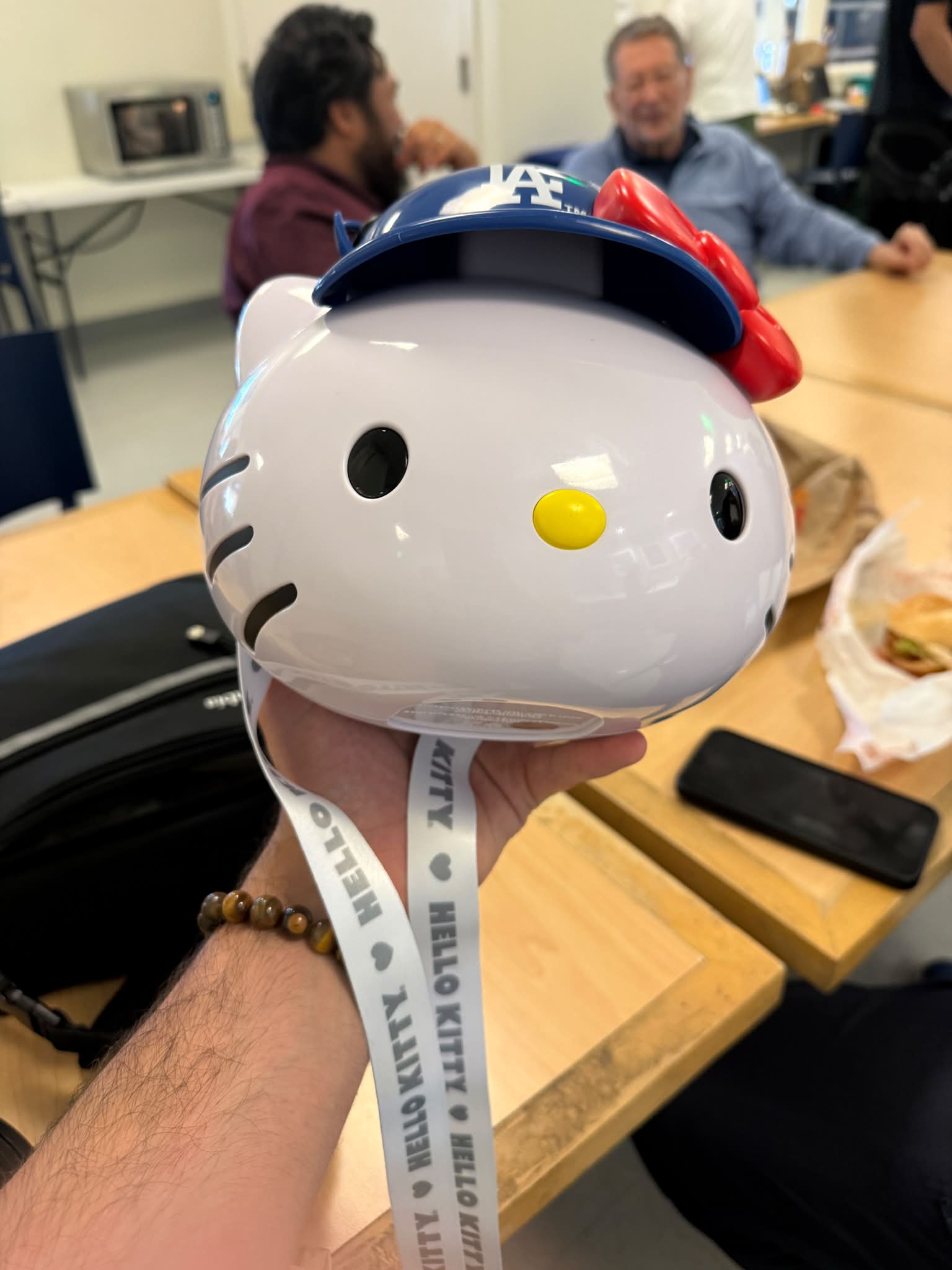 Dodgers Hello Kitty ポップコーンバケット １個 The Dodgers are selling this limited Hello Kitty popcorn bucket