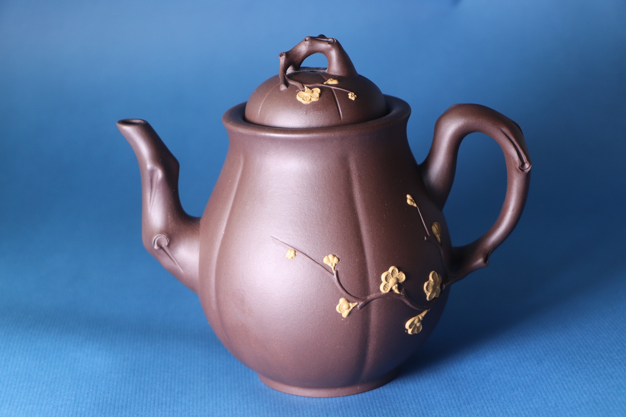 廖西氿，1957年生於宜興陶藝世家，大師傳人，國家高級工藝美術師，中國