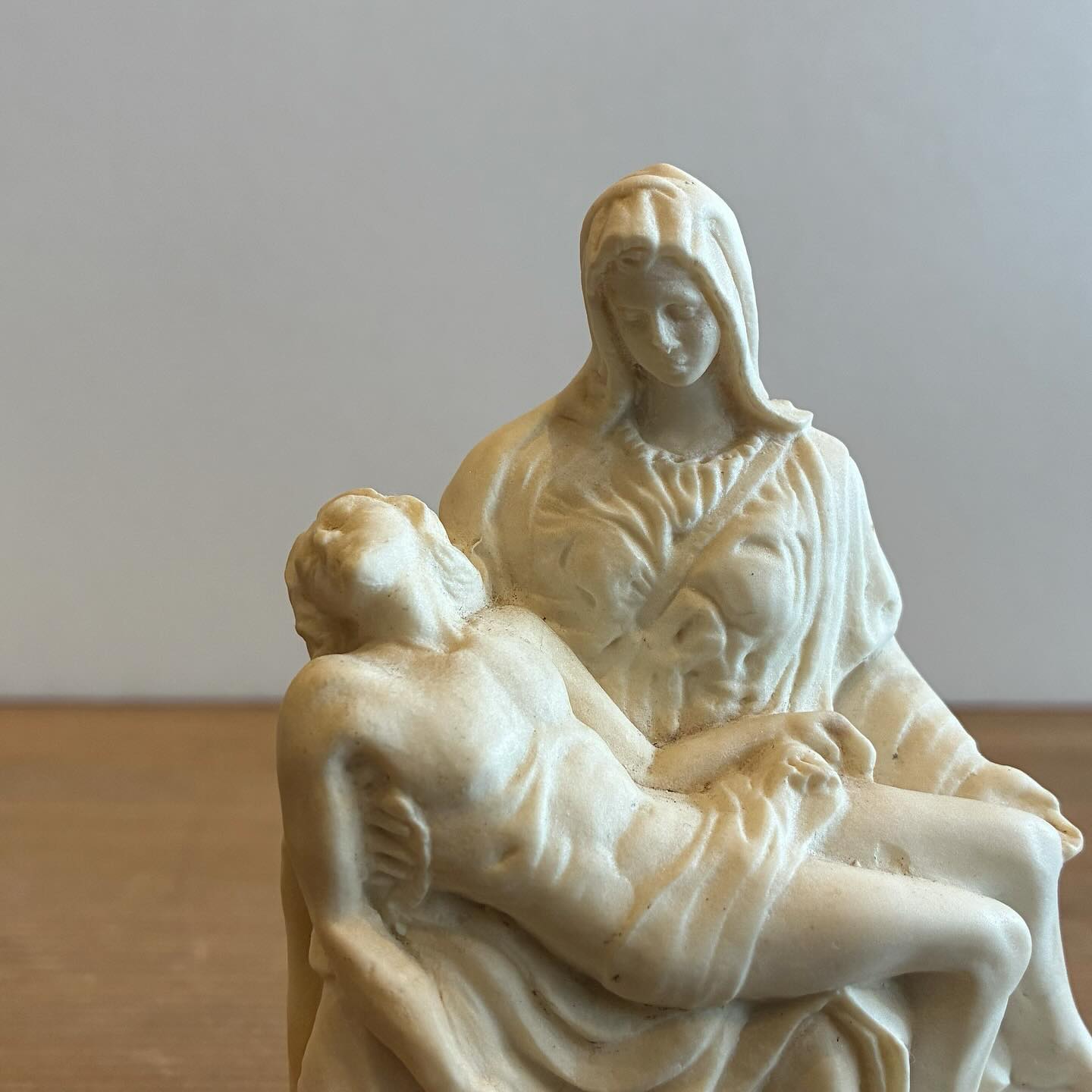 クリスマスに飾りたいピエタ像の置物。 ミケランジェロの傑作としても
