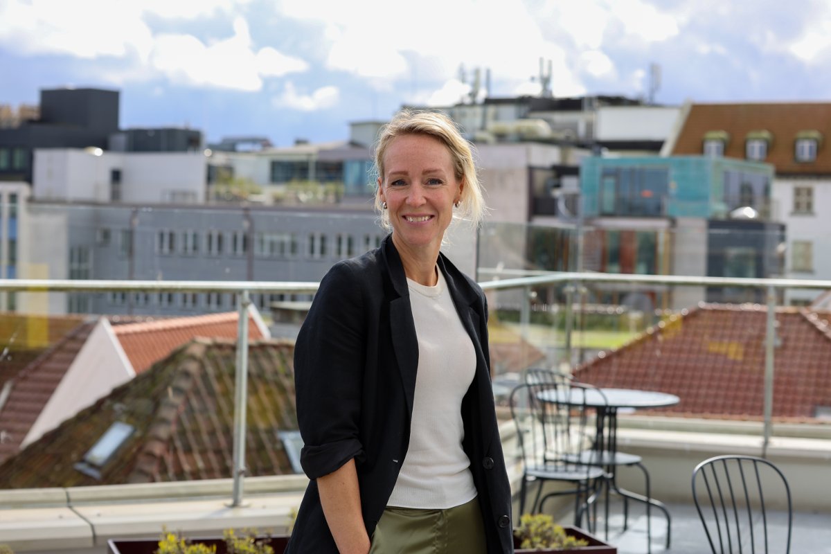 RA - Åpnet kafé i nye lokaler med takterrasse. Bak står gründeren Ruth ...