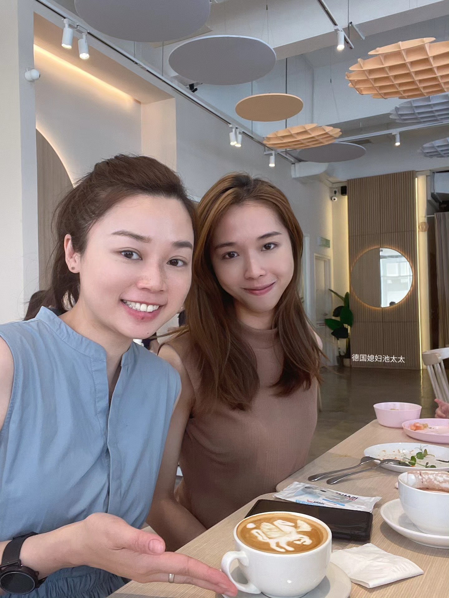 德国媳妇池太太 - 我和我六妹。要美睫的請找她，像我手殘不會畫眼線不會戴假睫毛的，現在也可以擁有電眼喲😄 | Facebook