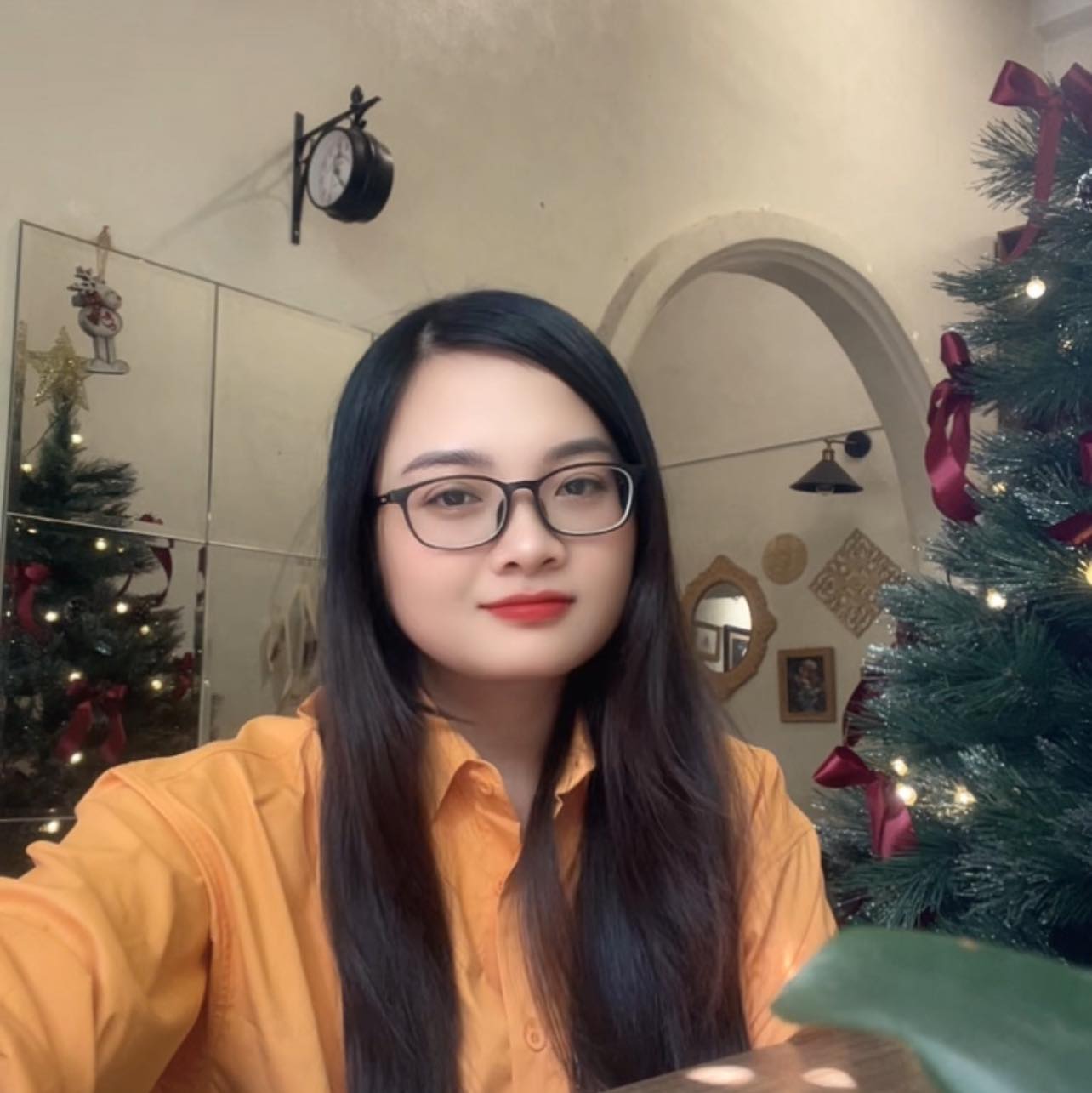 Hôm nay lướt điện thoại thấy clip bé học với cô! Nhớ ghê á! Bạn ấy đã ...