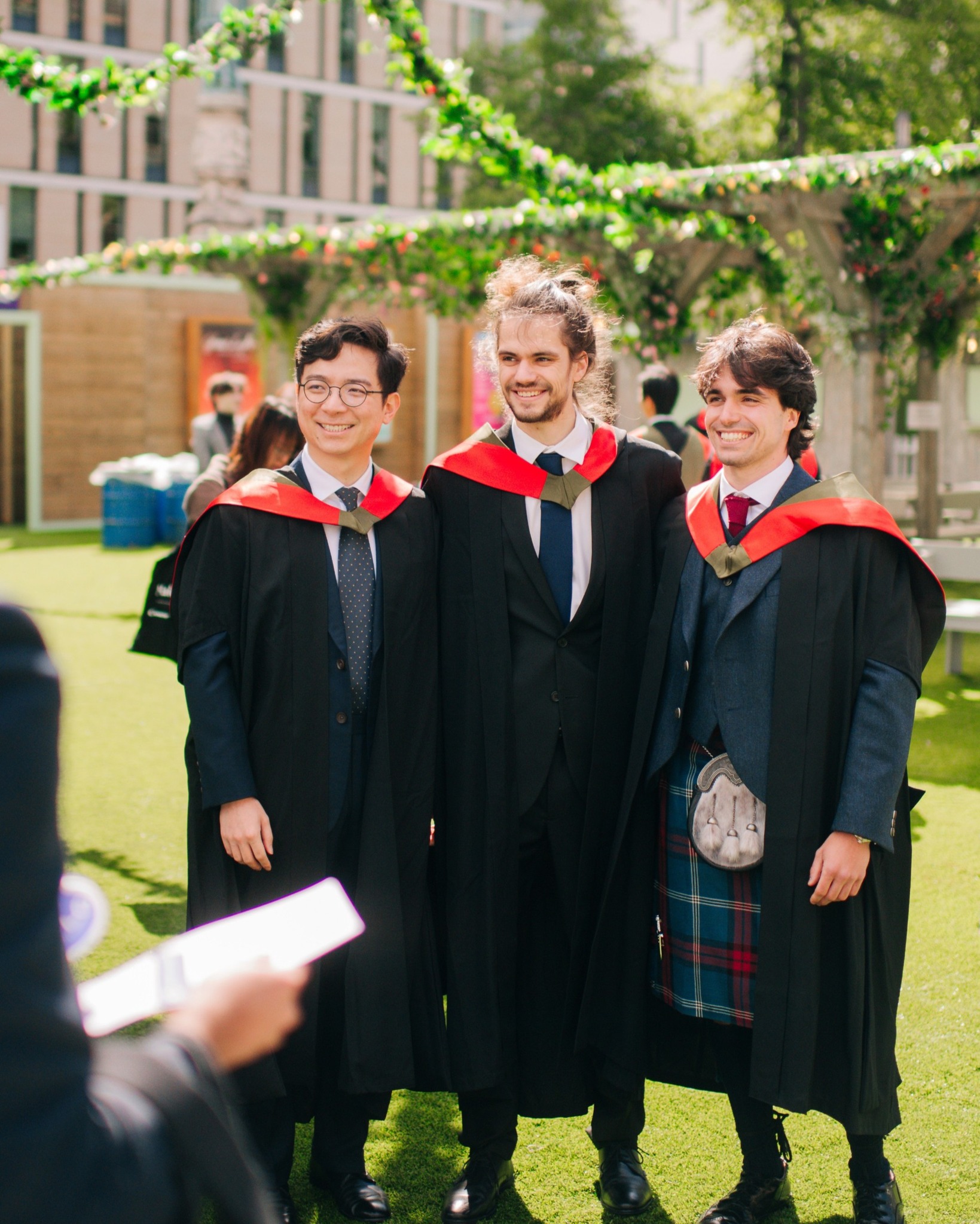 Summer Graduations are almost here 🎓 Whether you're preparing to cross the stage, celebrating with family and friends, or planning your visit to Edinburgh, now's a great time to double-check your ceremony