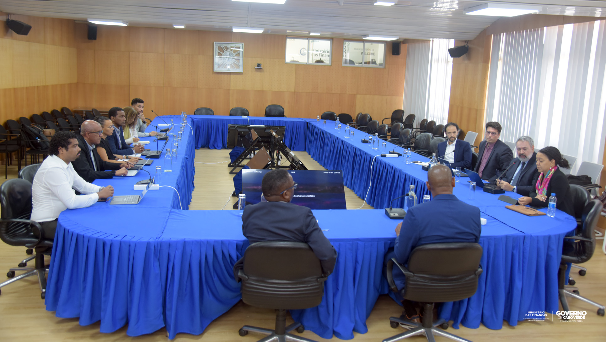 Vice Primeiro-Ministro e Ministro das Finanças, Olavo Correia added a ...