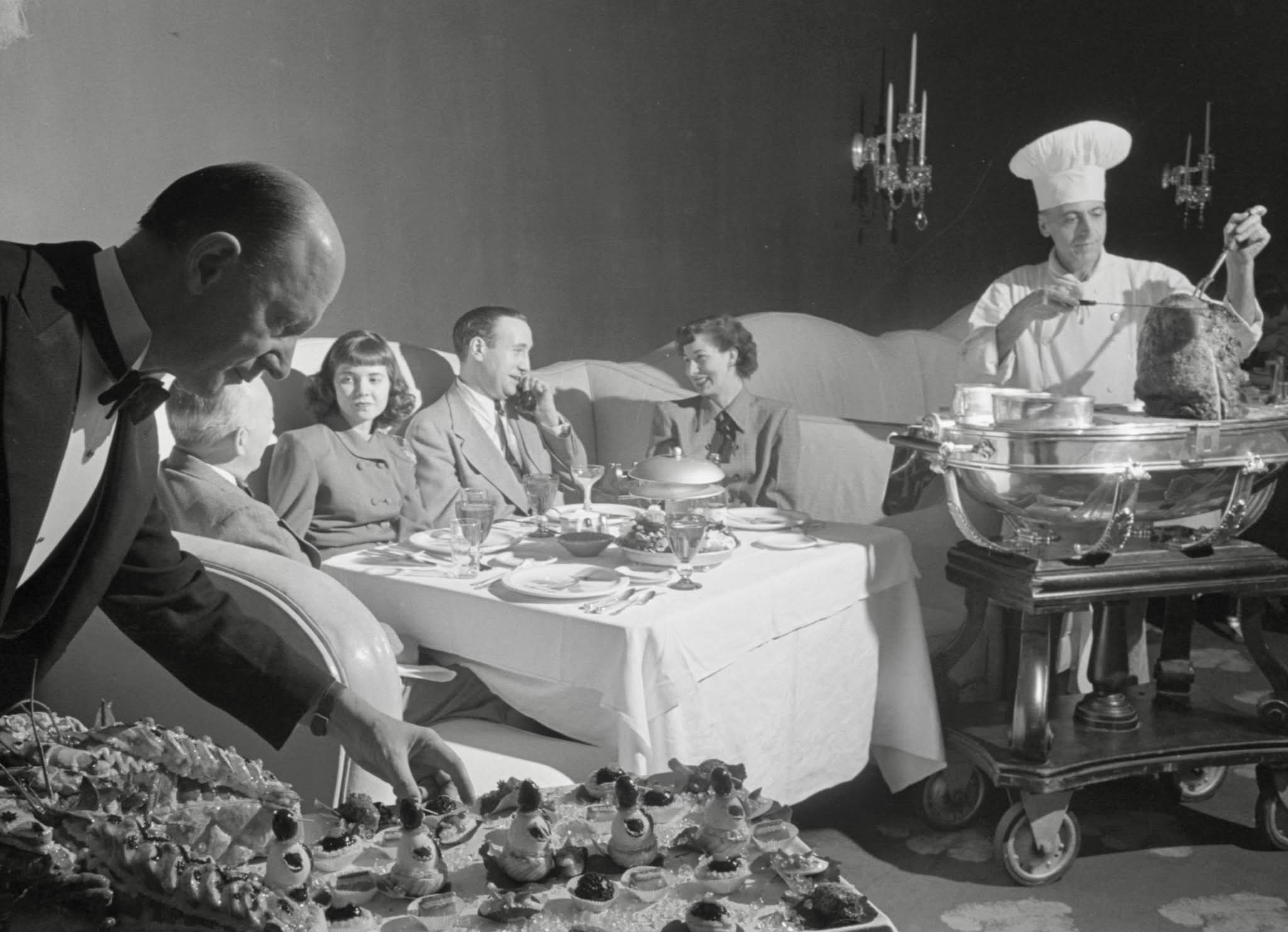 Family dining in the Pump Room at the Ambassador East Hotel