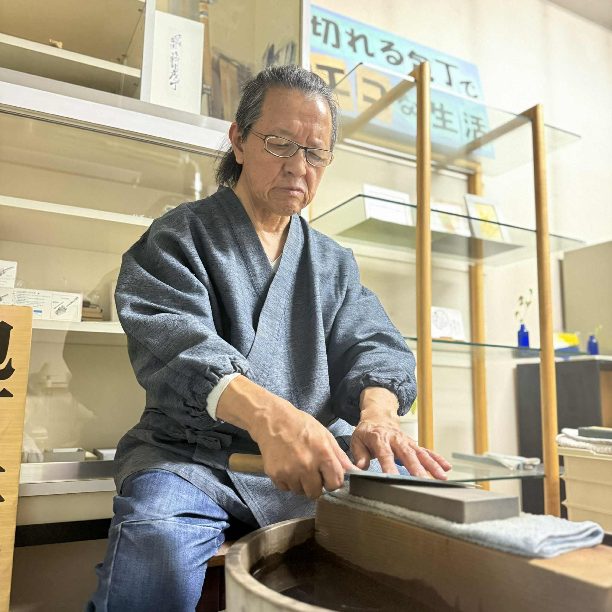 それ、包丁の問題かもしれません～本郷商店街に日本刀も研げる研師（とぎし）さん来臨