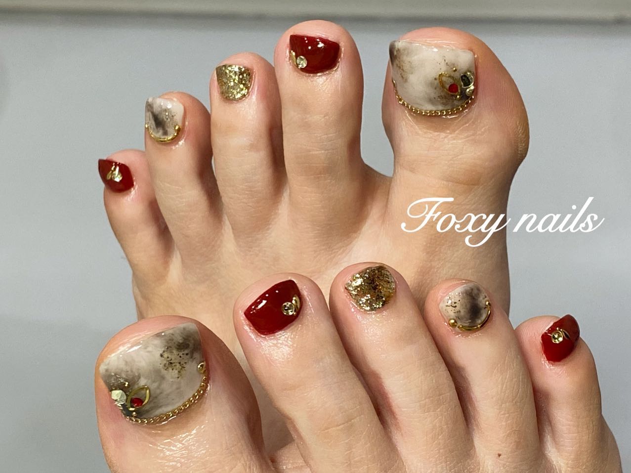 Foxy Nails フットネイル フットネイルデザイン ジェルネイル 大理石ネイル ボルドーネイル 赤 ラメネイル 秋ネイル レッドネイル オータムネイル パーティーネイル キラキラネイル ネイル ネイルアート ネイルサロン 山口県 周南市 山口県