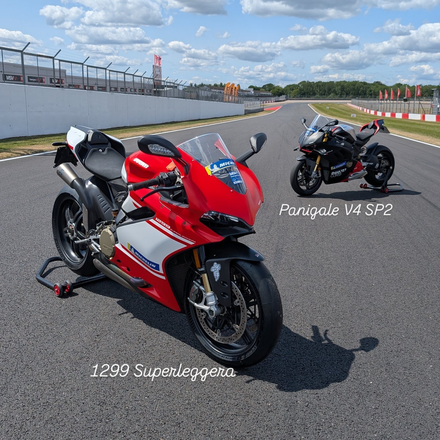 Ducati panigale V4s vs ducati superleggerav4