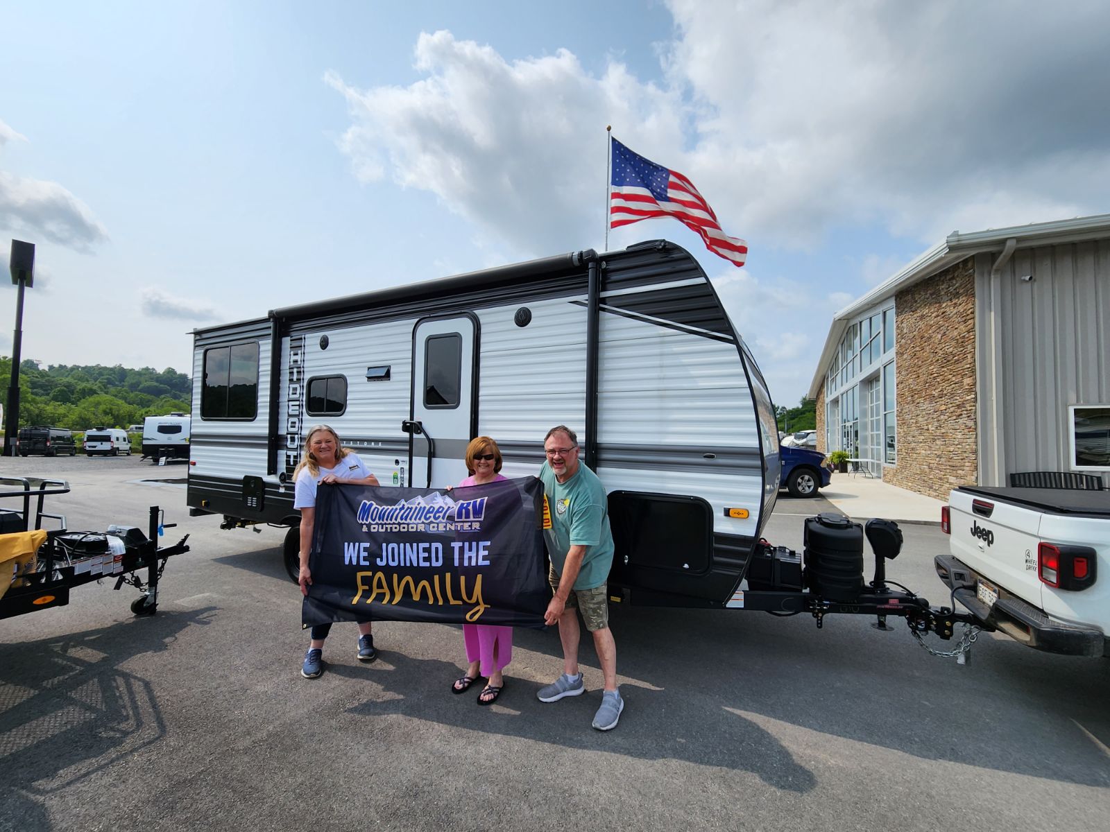 We have some new happy campers in the Mountaineer RV & Outdoor Center ...