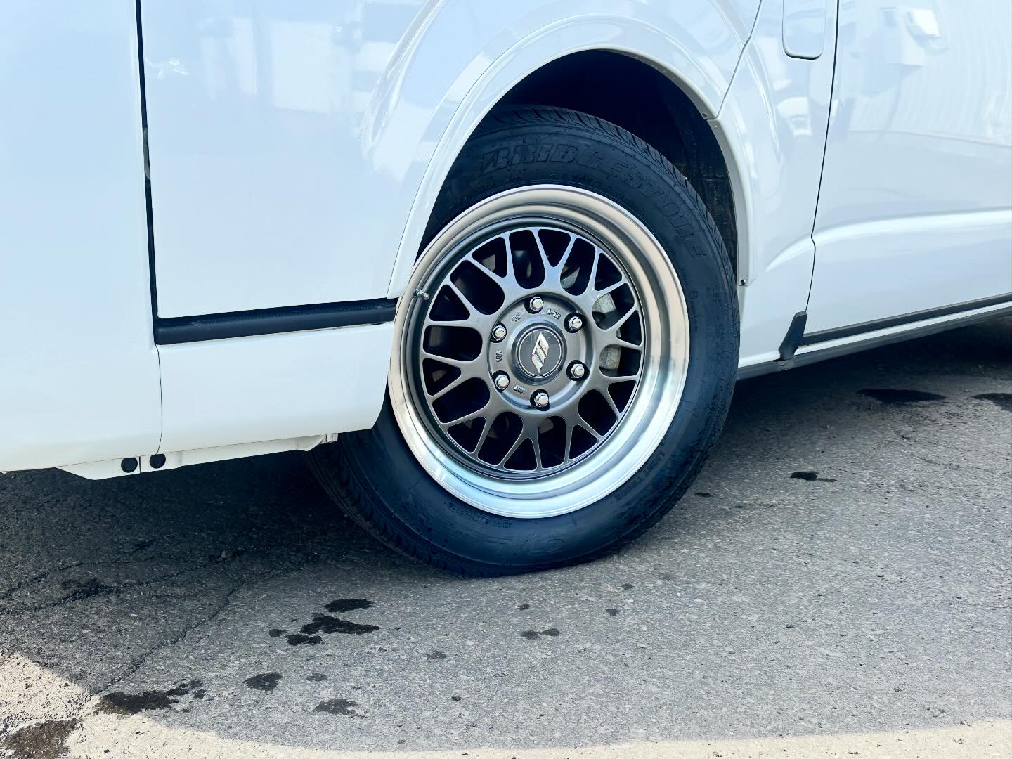 ハイエースV S-GL DARK PRIMEⅡ 4WD 納車が冬でしたのでタイヤ交換 