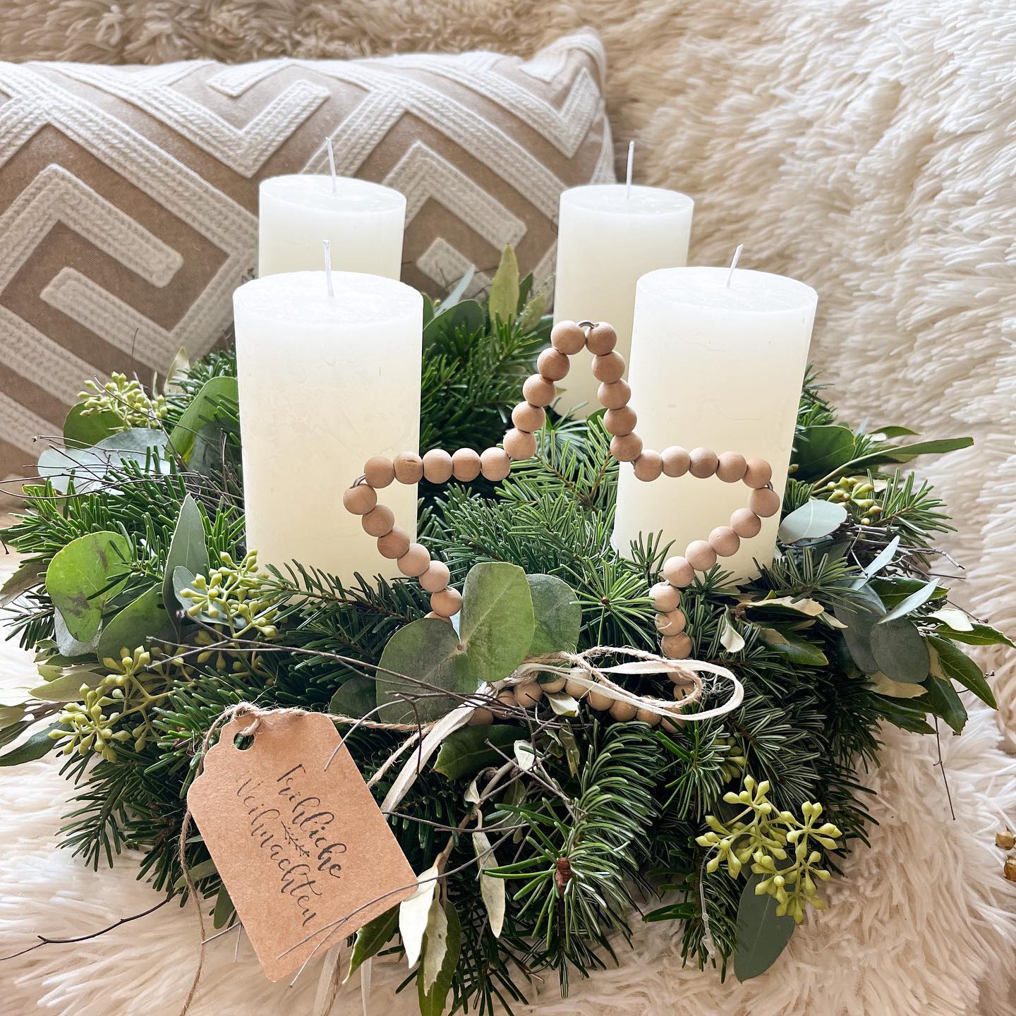 Adventskranz Dieser Kranz gehört zu unserer Themenwelt „Natürlich Schön“. Verschiedene Grün Sorten, die wild gebunden werden, Sterne aus Holzperlen oder Sisal und Cremefarbene Akzente. Schreibt uns gerne wie euch der Kranz gefällt. #