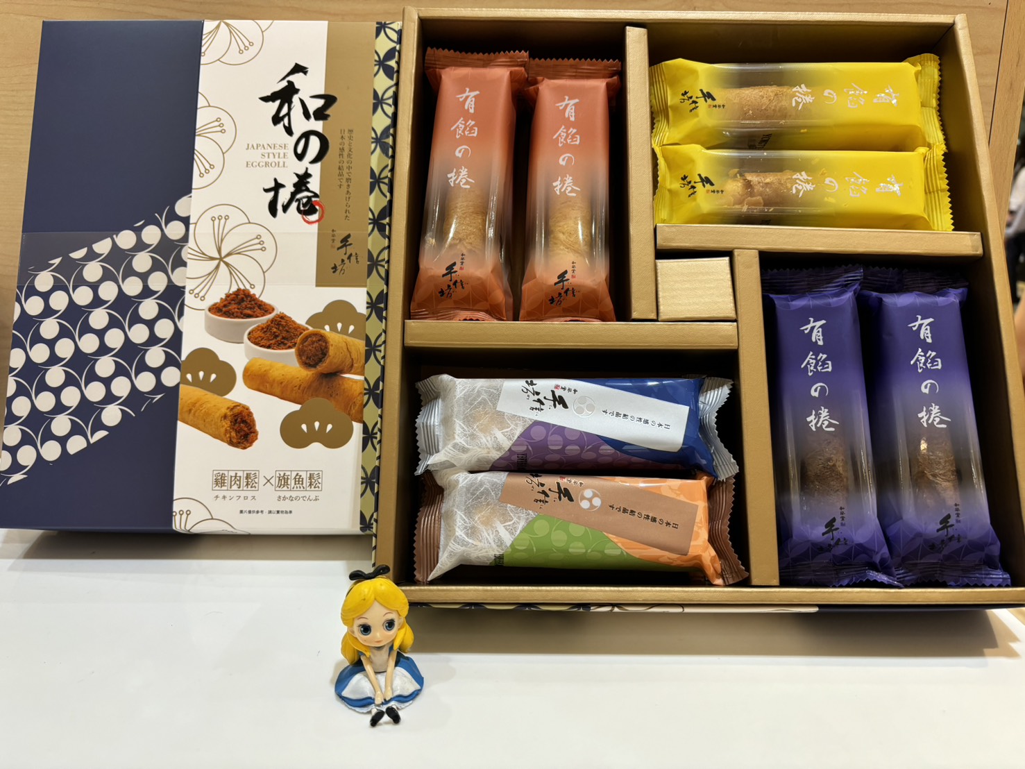手信坊-南紡購物中心 - 和の捲禮盒🎁 全程不加一滴水的二倍厚蛋捲 穿入鮮美🐟旗魚鬆、氣冷🐔雞肉鬆 濃郁花生捲進酥脆蛋捲，還有新口味卡士達 ...