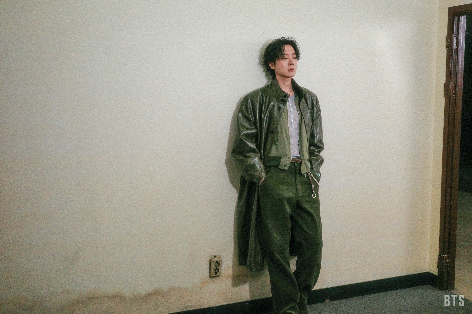 BTS 'Merry Go Round' MV Photo Sketch en weverse PT2