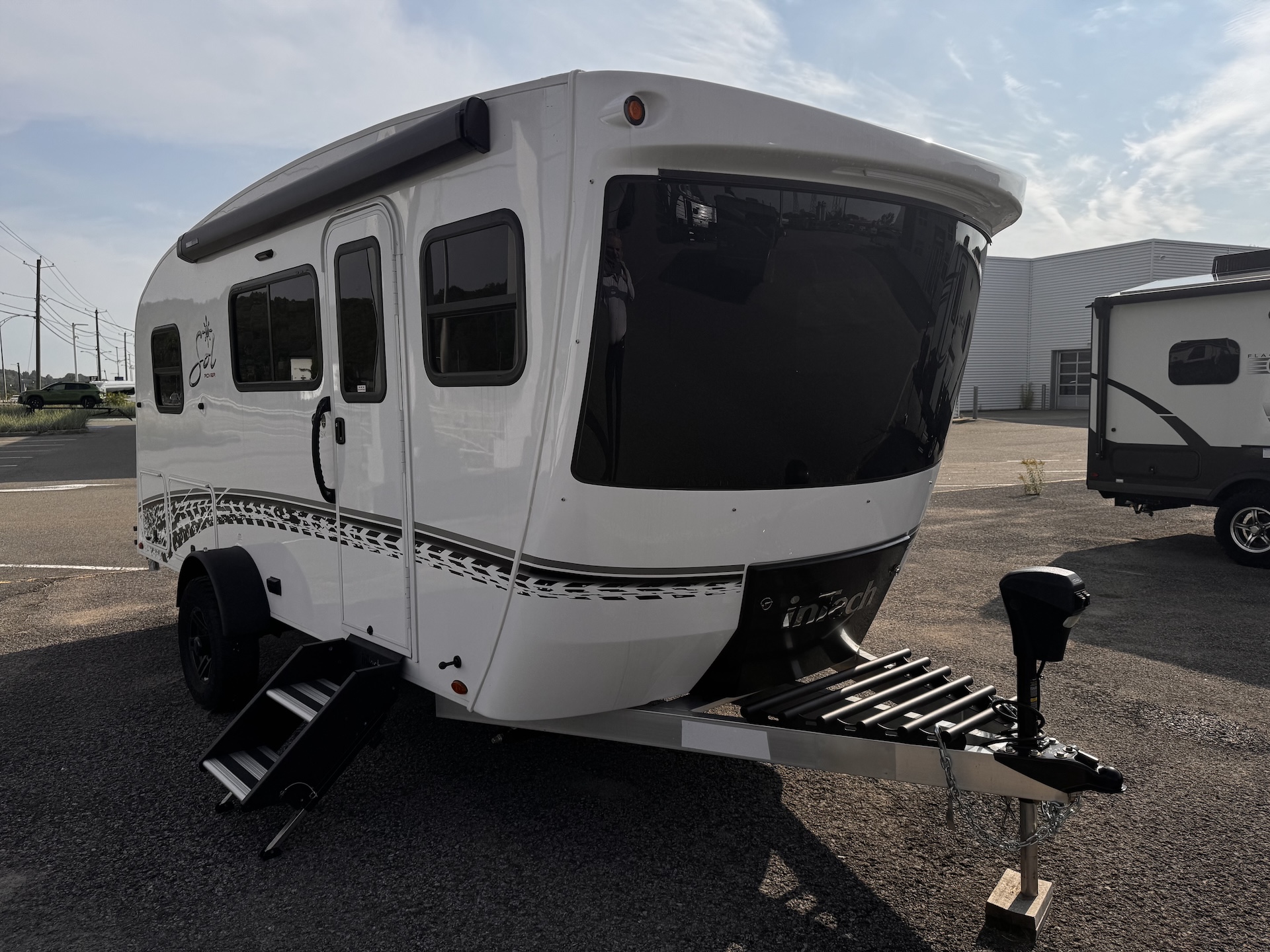 Roulottes - Splendide roulotte Sol Dusk Rover d'inTech (21 pieds pour 3 ...