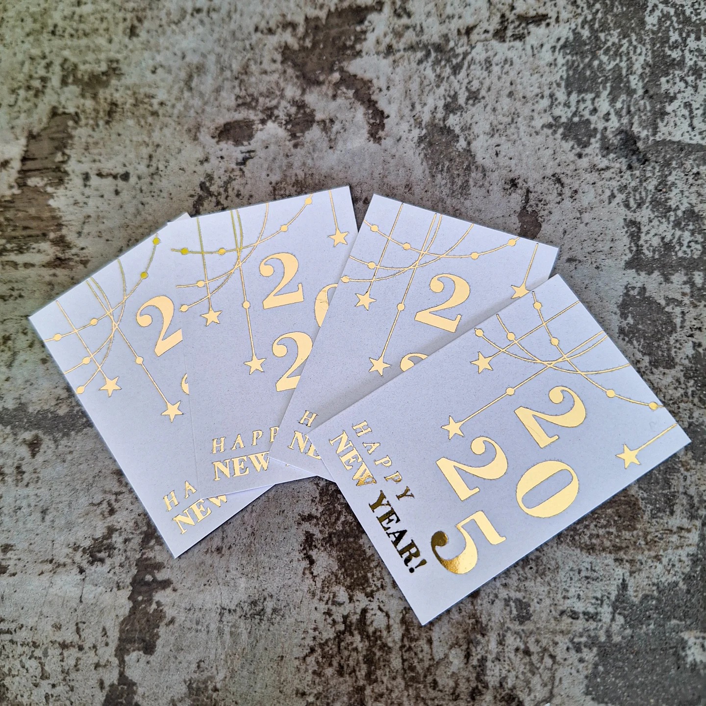 Qwatro - ️ 2025 ️ Tag personalizados con foil dorado... | Facebook