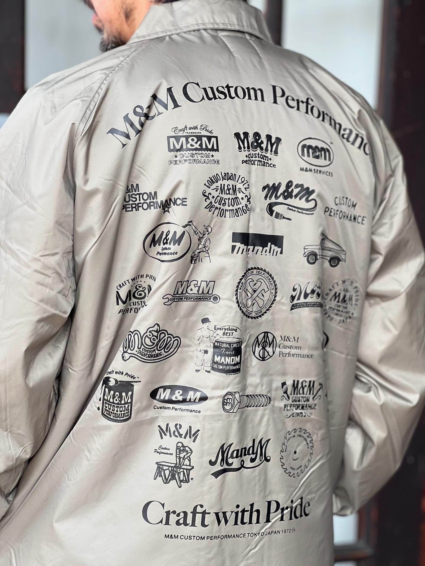 ▪︎m&m. BOA COACH JACKET. . バックに歴代の様々なロゴがプリント 