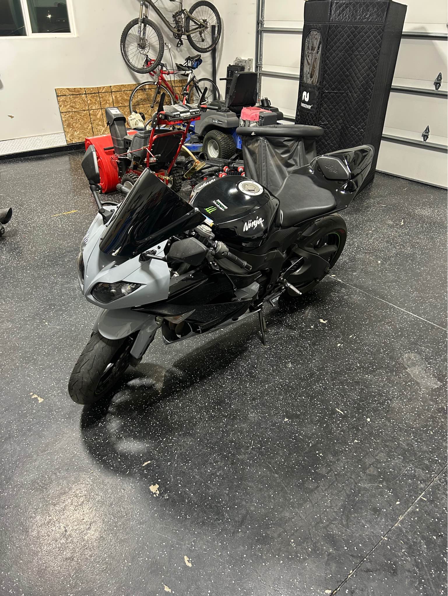 This is a 2009 ZX6R. It has a brand new faring kit they have never