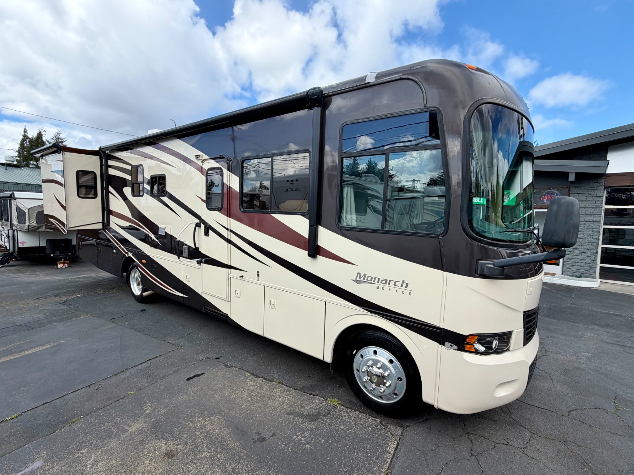 2008 Monaco Monarch 35SFD Workhorse 8.1L • 2 Slides • Only 44,672 Miles ...